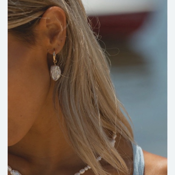 OUR SPARE CHANGE~FRESHWATER PEARL 18K GOLD HUGGIE EARRINGS~NEW WITH TAGS & BAG - Picture 16 of 16